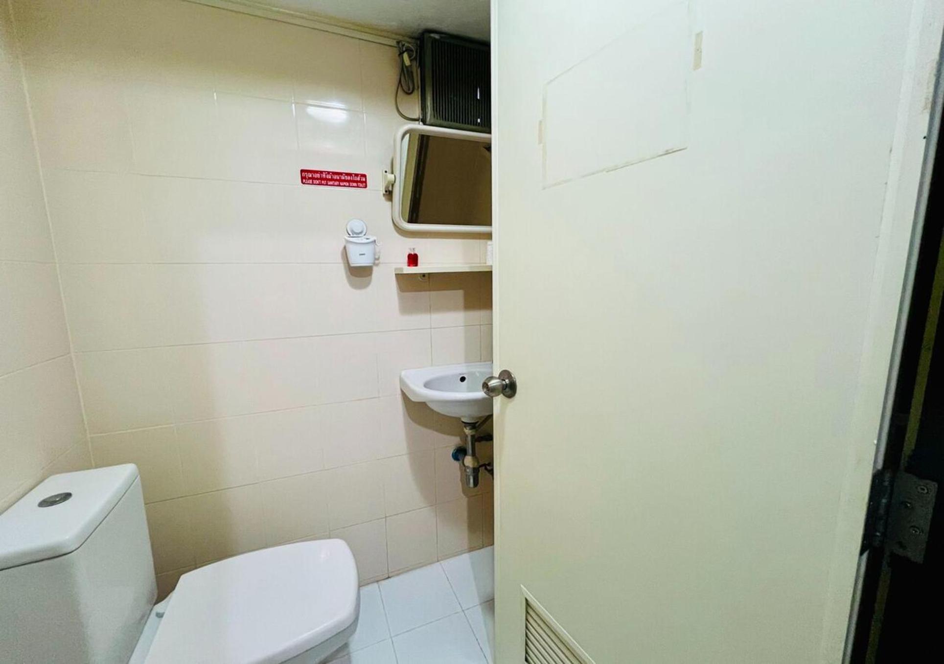 Ree House@Soi Cowboy-Asoke Bts-Mrt Hotel กรุงเทพมหานคร ภายนอก รูปภาพ