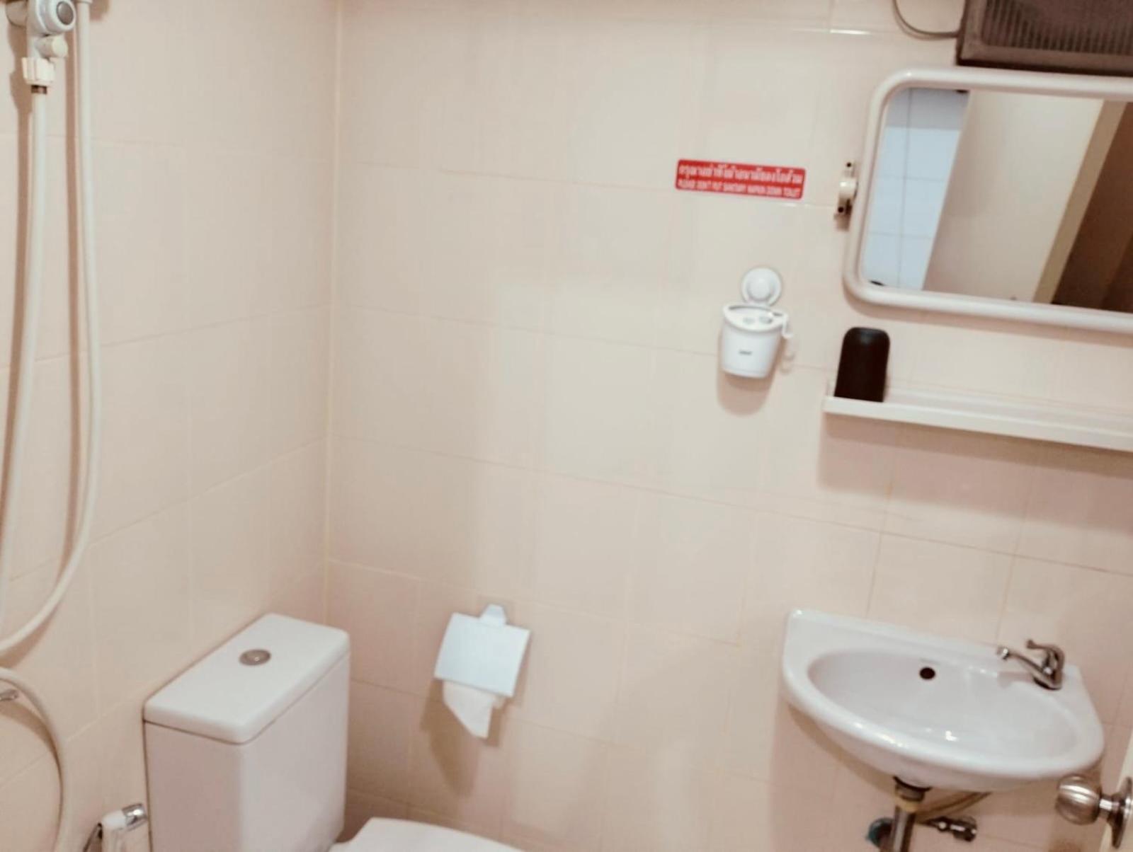 Ree House@Soi Cowboy-Asoke Bts-Mrt Hotel กรุงเทพมหานคร ภายนอก รูปภาพ